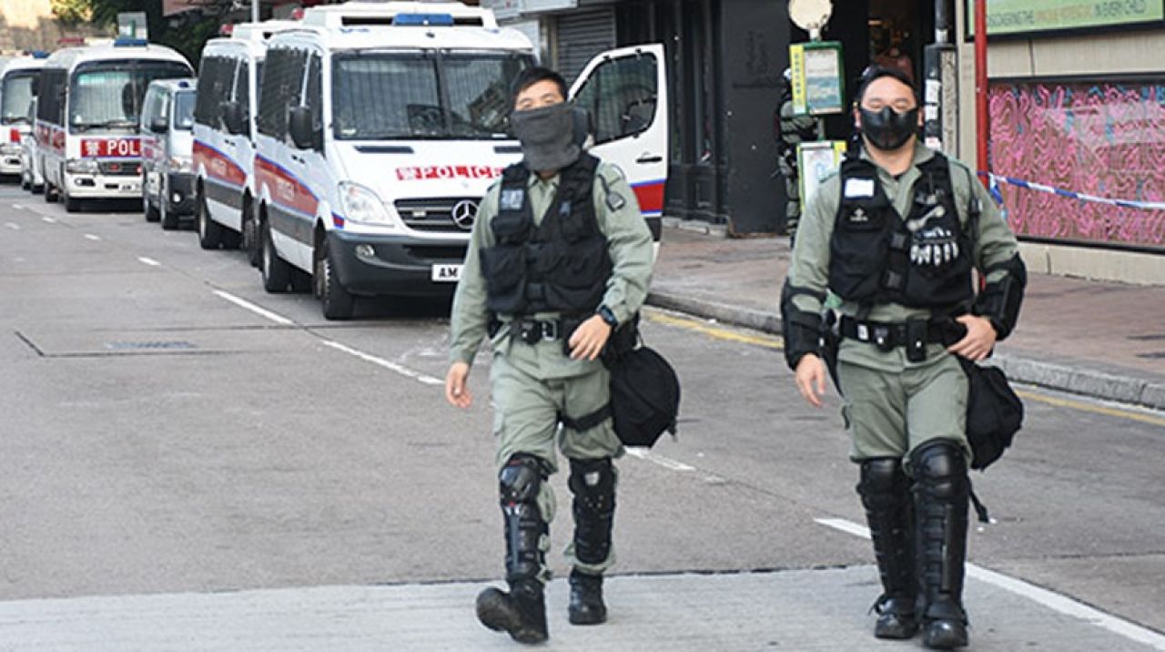 Hong Konglu göstericiler okla polis avlıyor