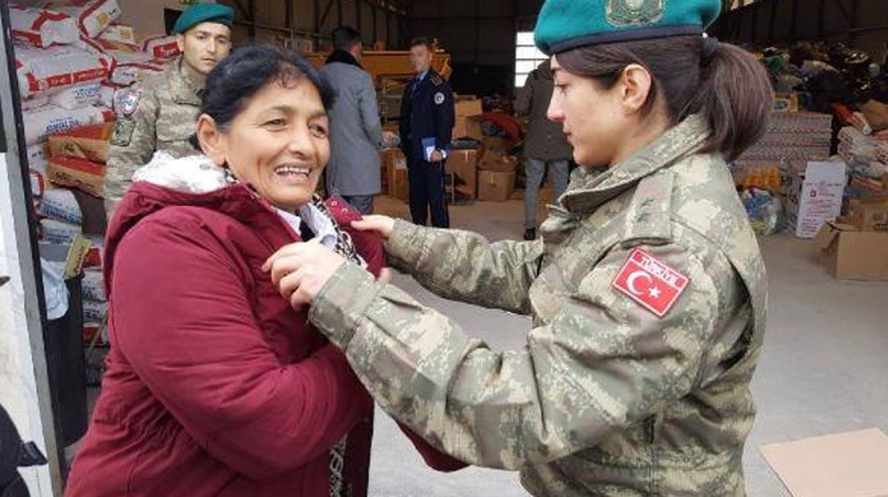 Gözyaşlarını Türk askeri sildi