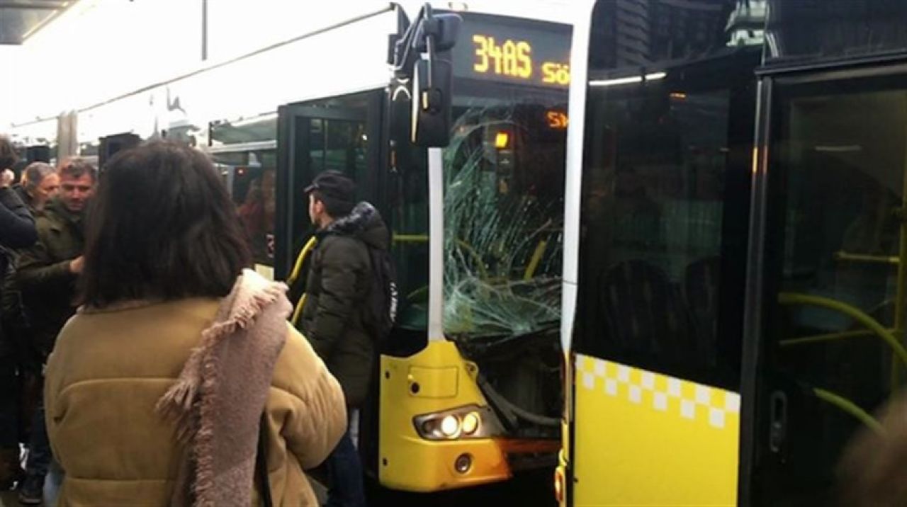 Fikirtepe metrobüs durağında iki metrobüs birbirine girdi!