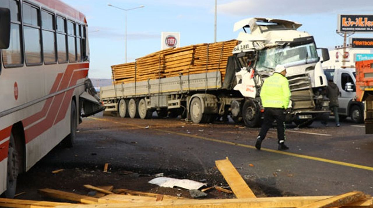 Kayseri'de TIR belediye otobüsüne çarptı! Yaralılar var