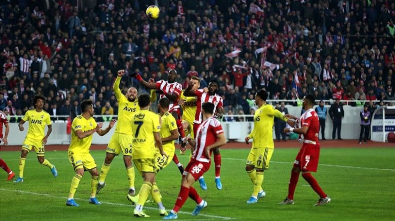 Sivasspor 3 golle geçti! Fenerbahçe şoku yaşadı