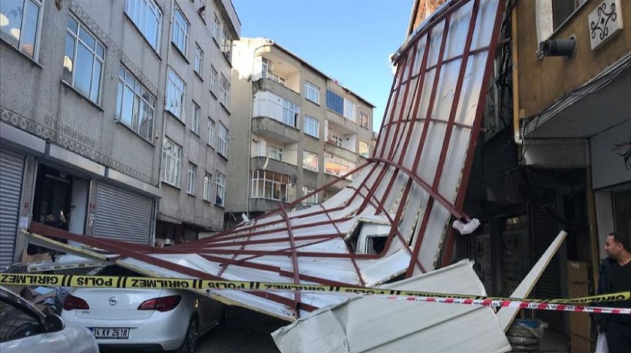 Beyoğlu'nda lodosun etkisiyle bir binanın çatısı uçtu