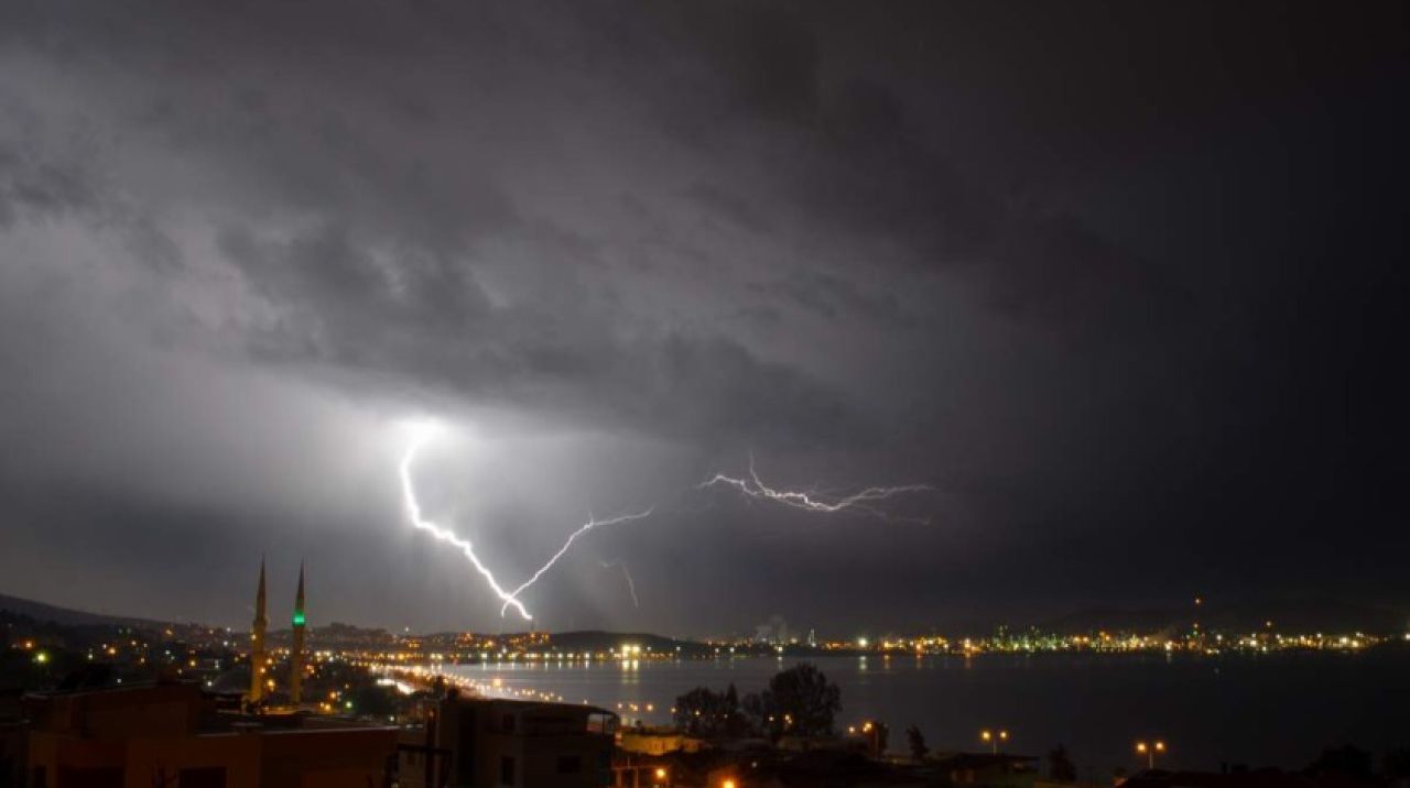 Meteoroloji'den Aliağa için sağanak yağış ve fırtına uyarısı