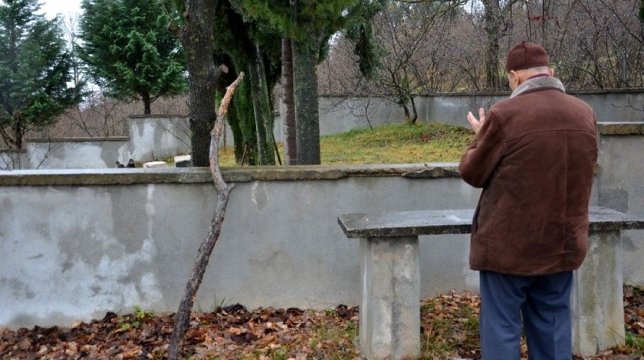 Haftada bir gün kendi mezarını ziyaret ediyor