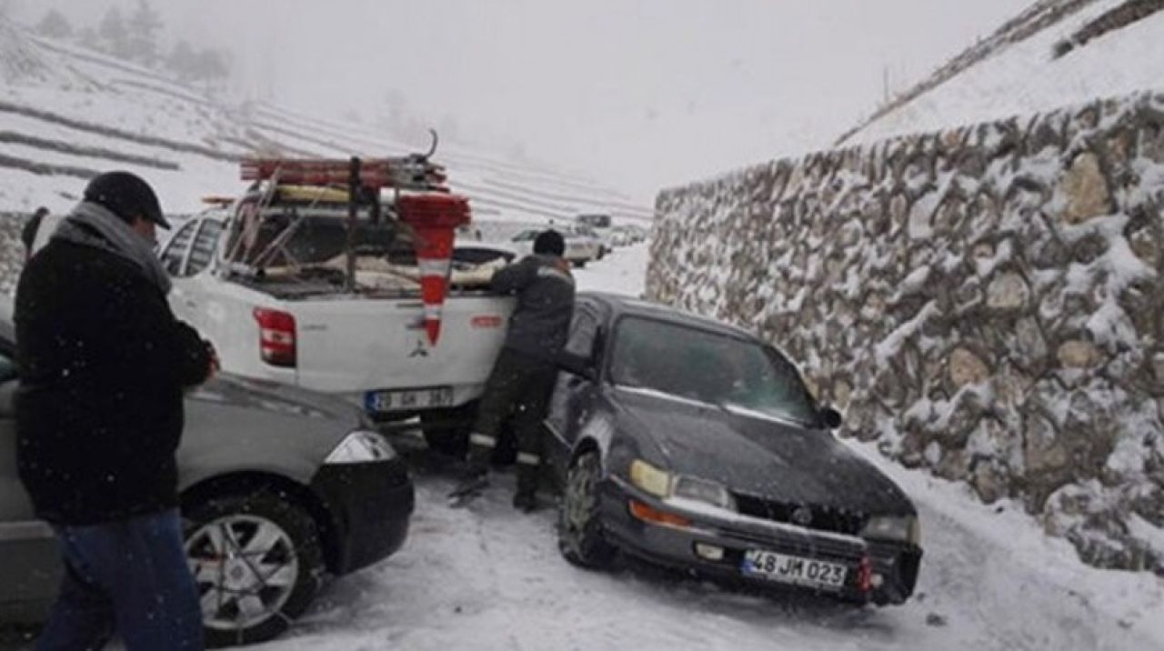 Yollar buz pisti! Araçlar birbirine girdi