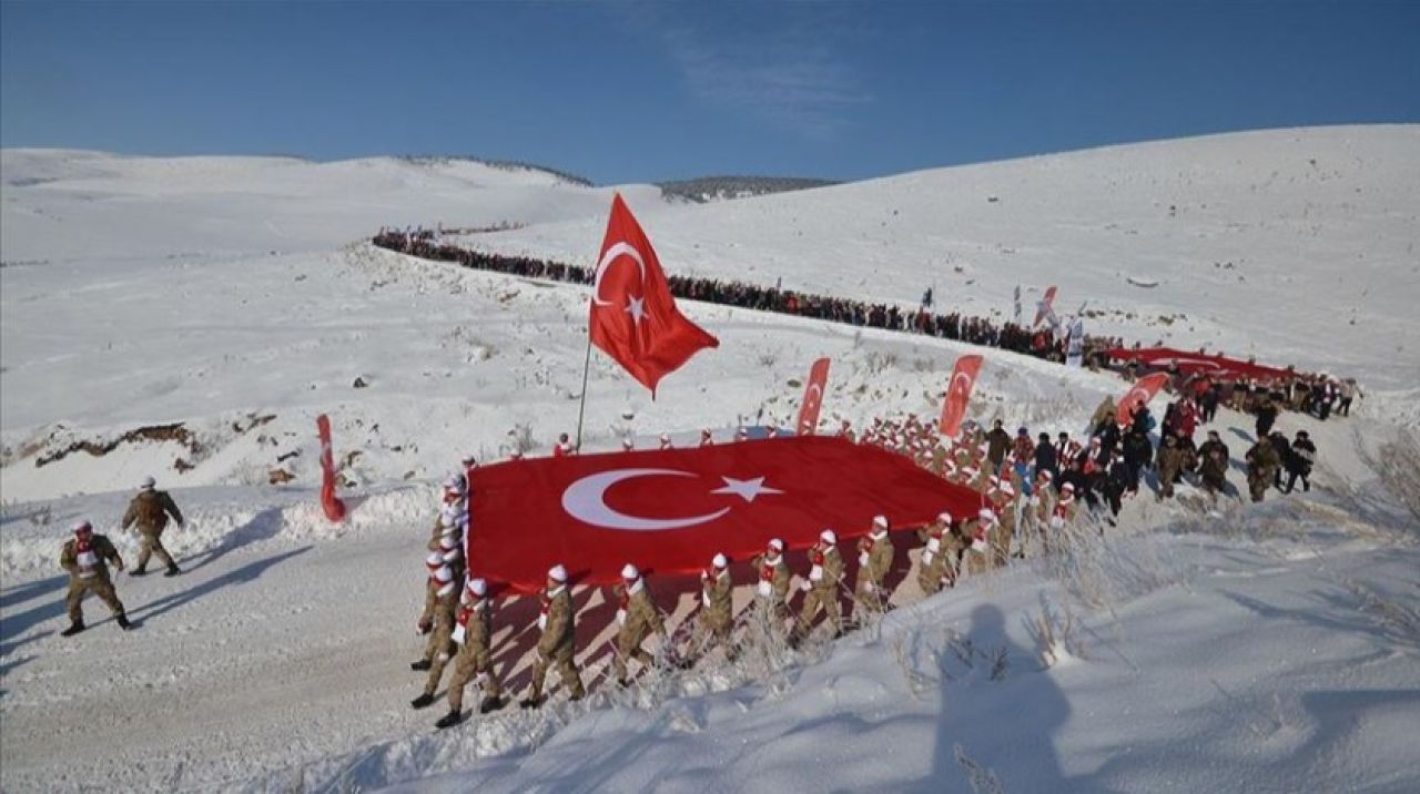 Sarıkamış şehitleri için 20 bin kişi yürüdü