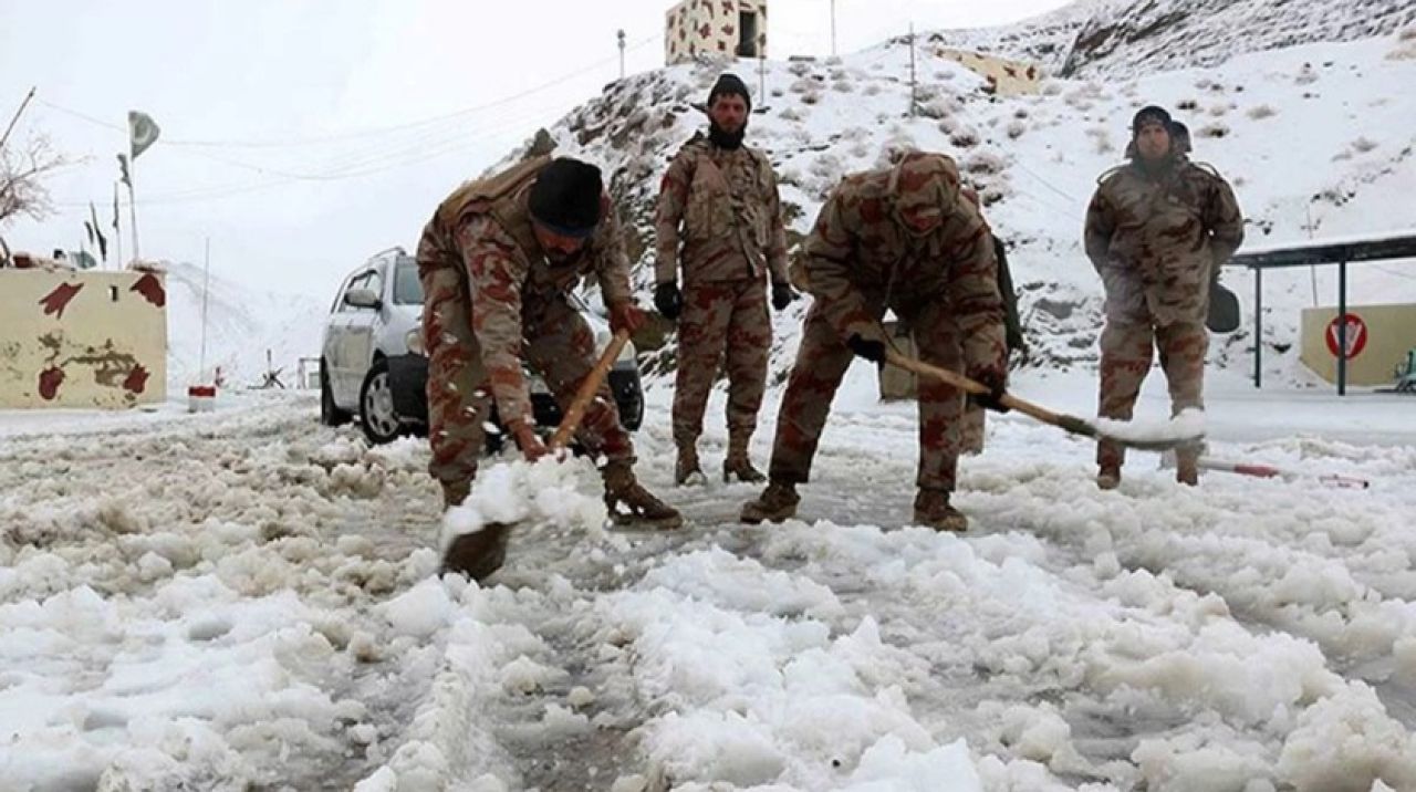 Pakistan'da çığ faciası: Onlarca kişi hayatını kaybetti