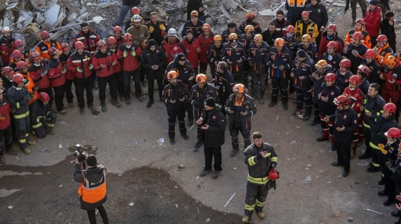 Deprem bölgesinde duygulandıran görüntü! Dua edip helalleştiler