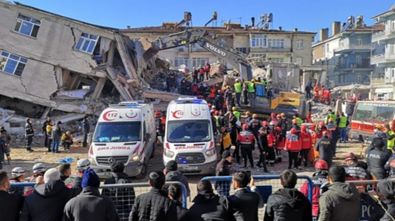 Depremde yıkılan binalara iki ayrı soruşturma