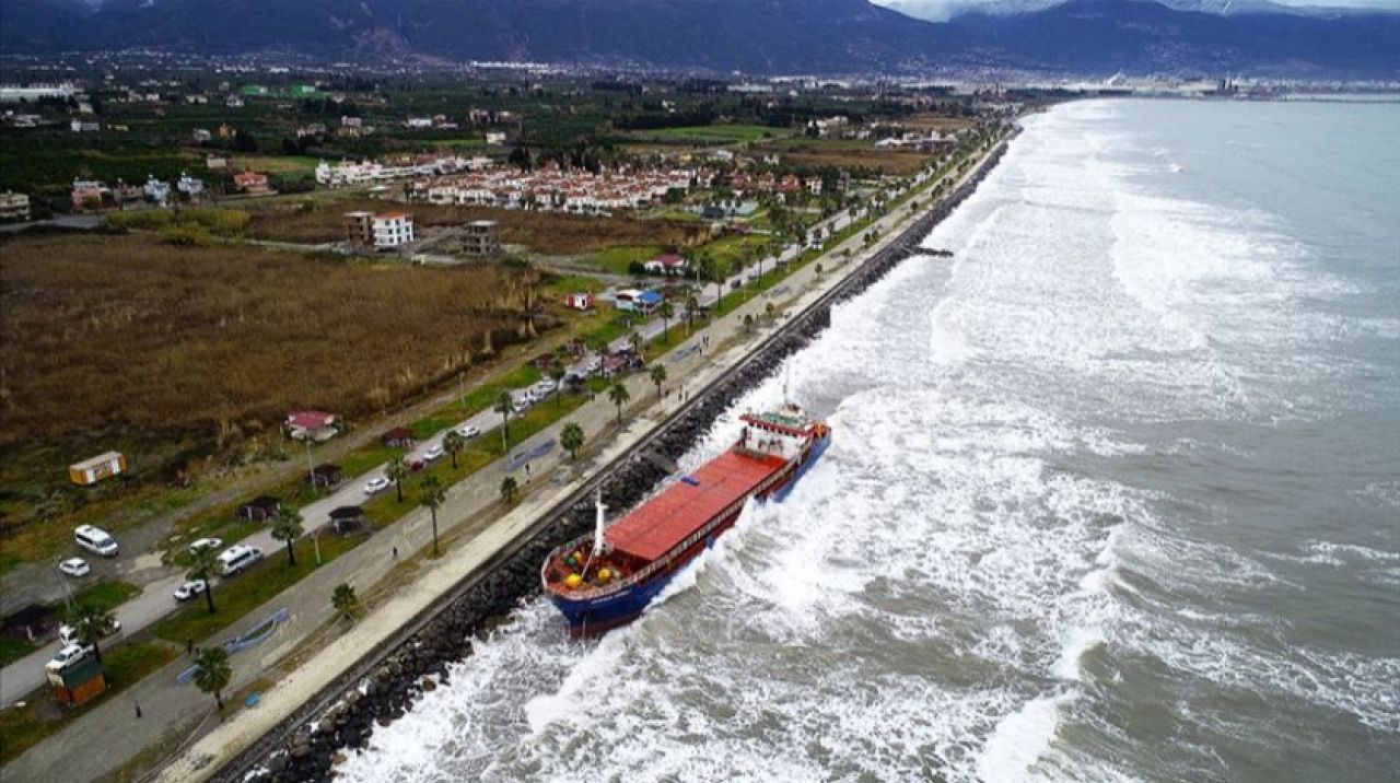 Hatay'da karaya oturan kargo gemisi kurtarıldı