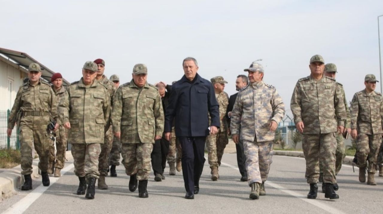 Sınırda sıcak gelişme! Bakan Akar ve komutanlar harekat merkezinde