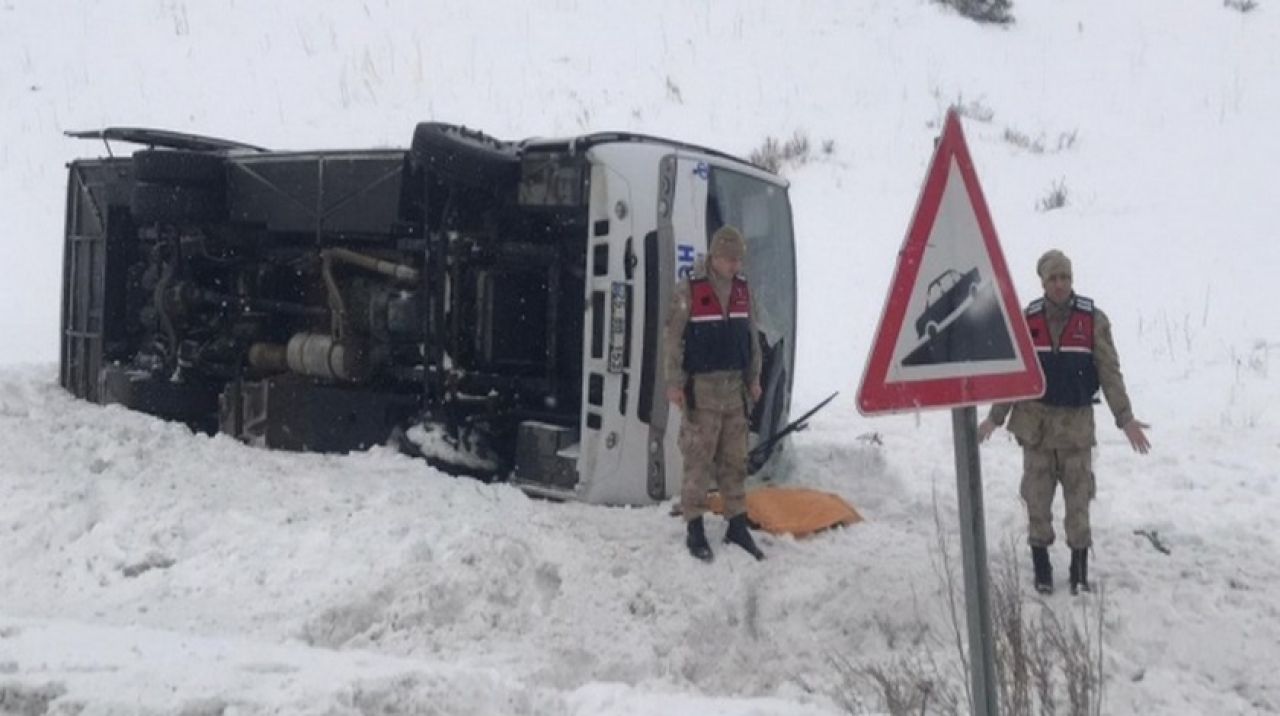 Erzurum'da midibüs devrildi: Ölü ve yaralılar var