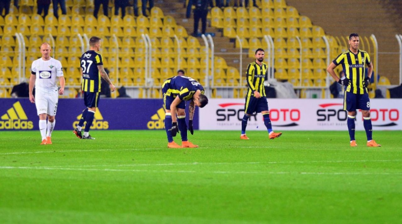 Fenerbahçe tribünlerinde 'Ersun Yanal istifa' sesleri