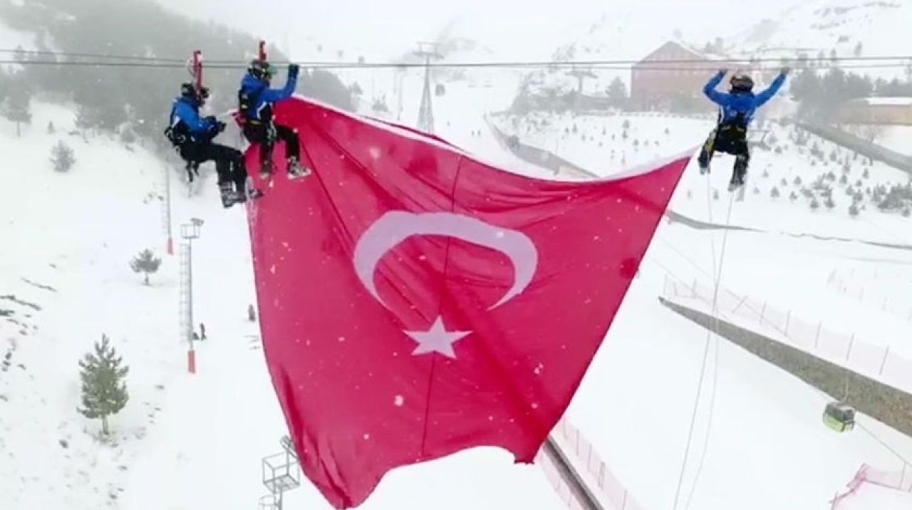 Palandöken'in zirvesine dev Türk bayrağı çektiler