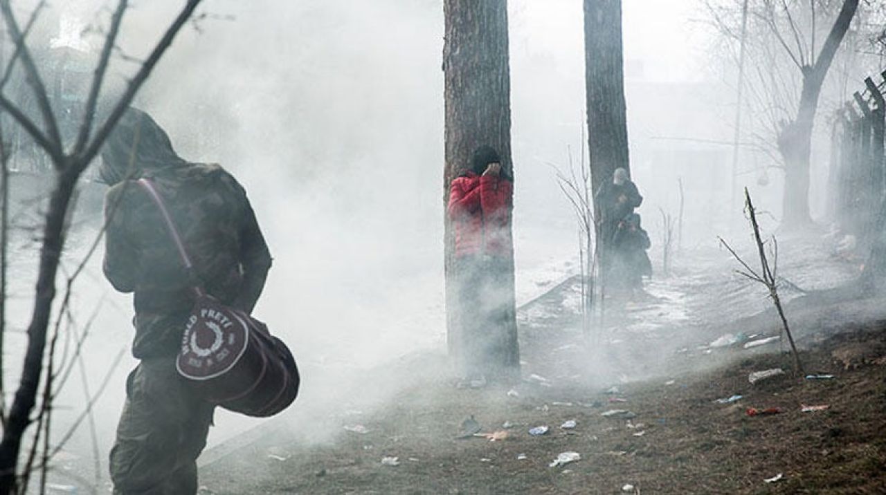 Yunanistan'dan göçmenlere gaz bombası