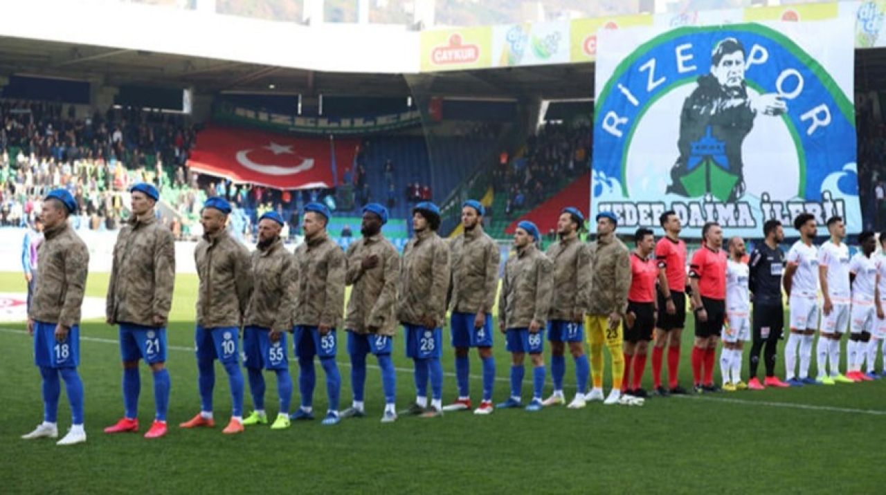 Çaykur Rizespor'dan Mehmetçiğe selam: Sahaya kamuflajla çıktılar