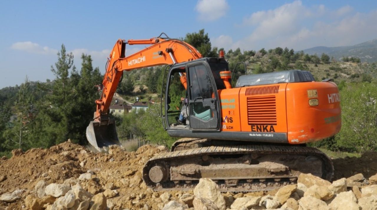 Toroslar'da yol yapım çalışmaları devam ediyor