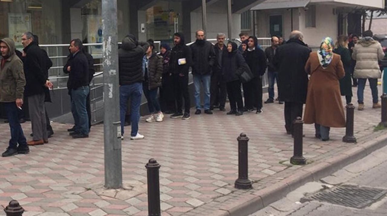 Banka önünde koronavirüs kuyruğu! Tek tek alınınca...