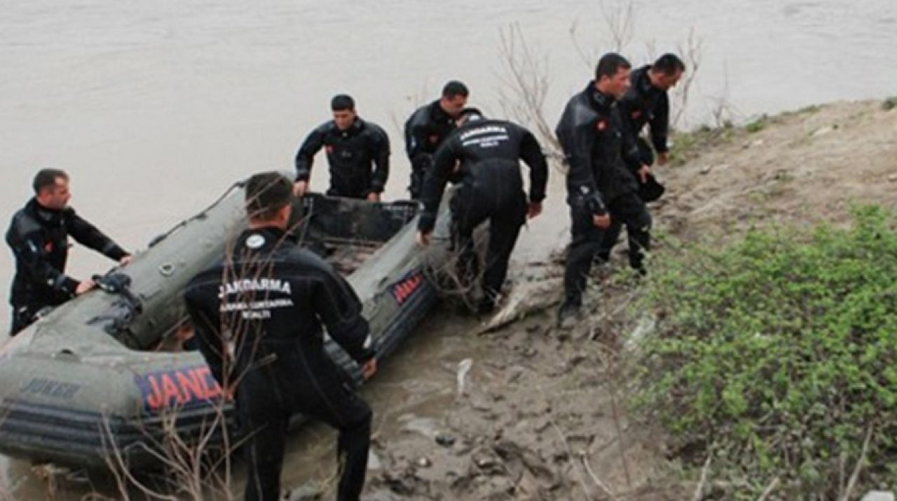 Munzur Nehri'nde jandarma timinin botu devrildi! Bir asker kayboldu