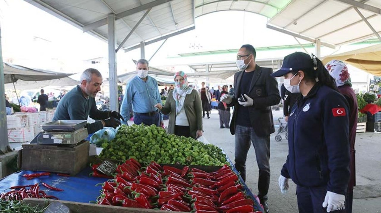 Toroslar Zabıtası'ndan pazar esnafına 3 metre uyarısı