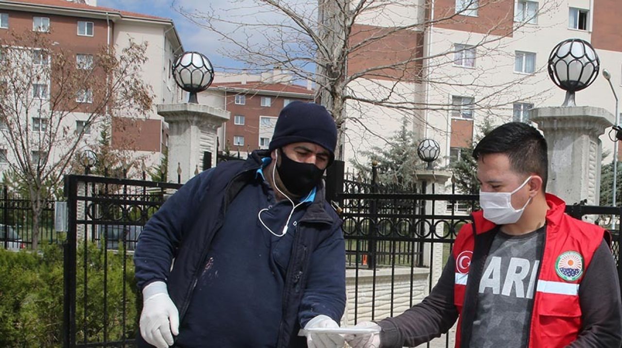 Apartman görevlilerine maske ve eldiven dağıtımı yapıldı