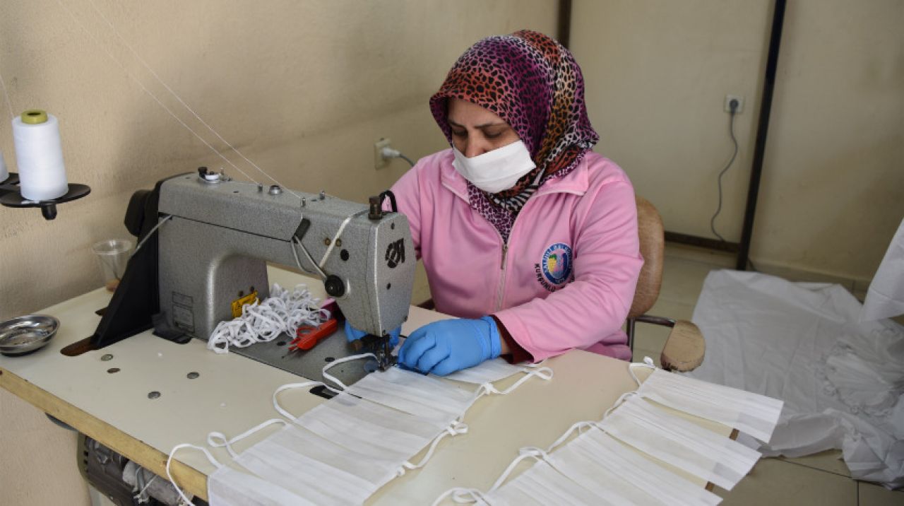 Salihli Belediyesi maske üretimine başladı