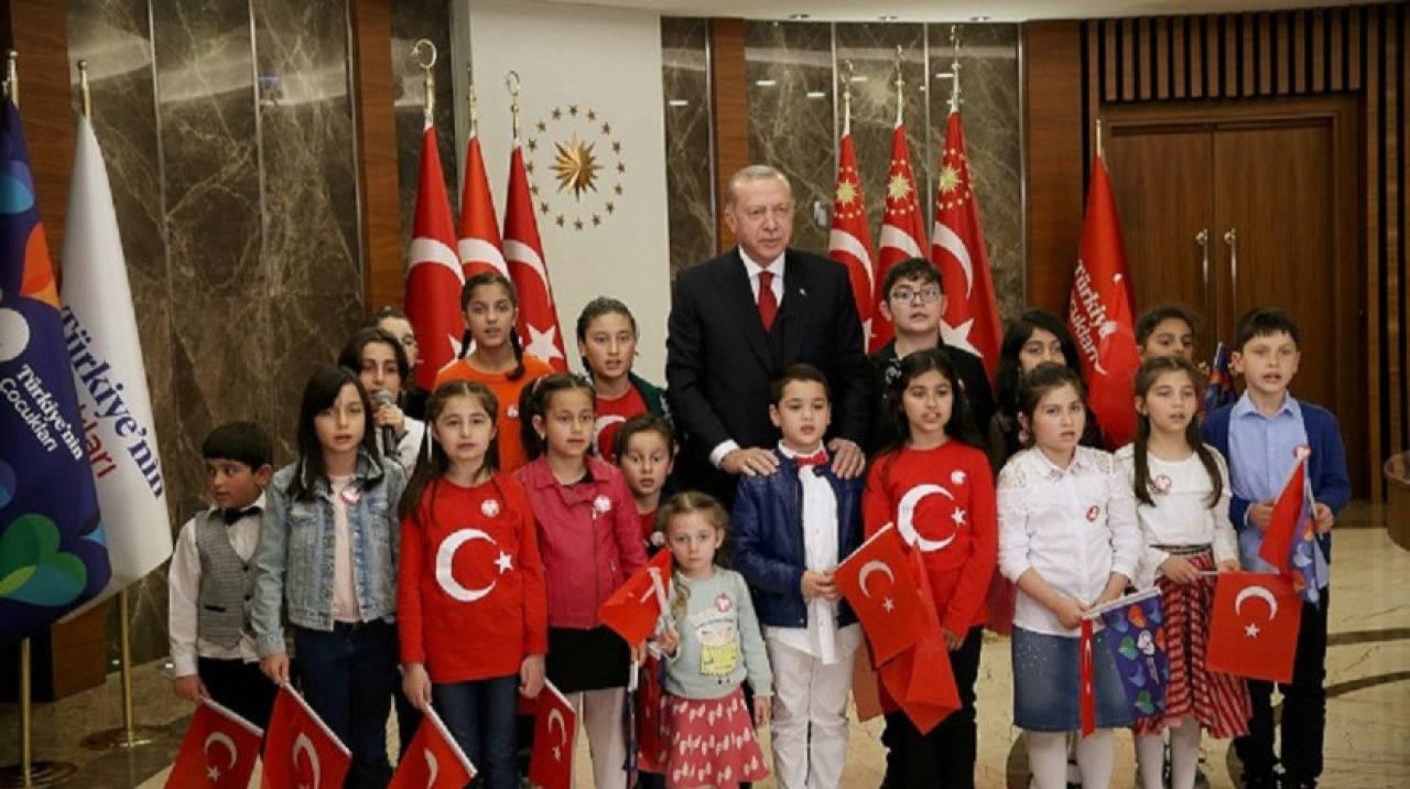 Erdoğan çocuklarla İstiklal Marşı'nı okudu