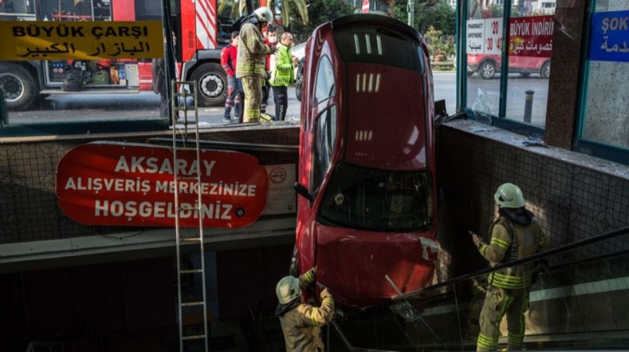 İstanbul'da faciadan dönüldü: Otomobil böyle düştü