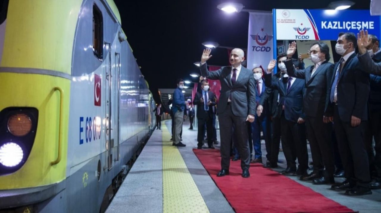 İlk yurtiçi yük treni Marmaray tünelinden geçti