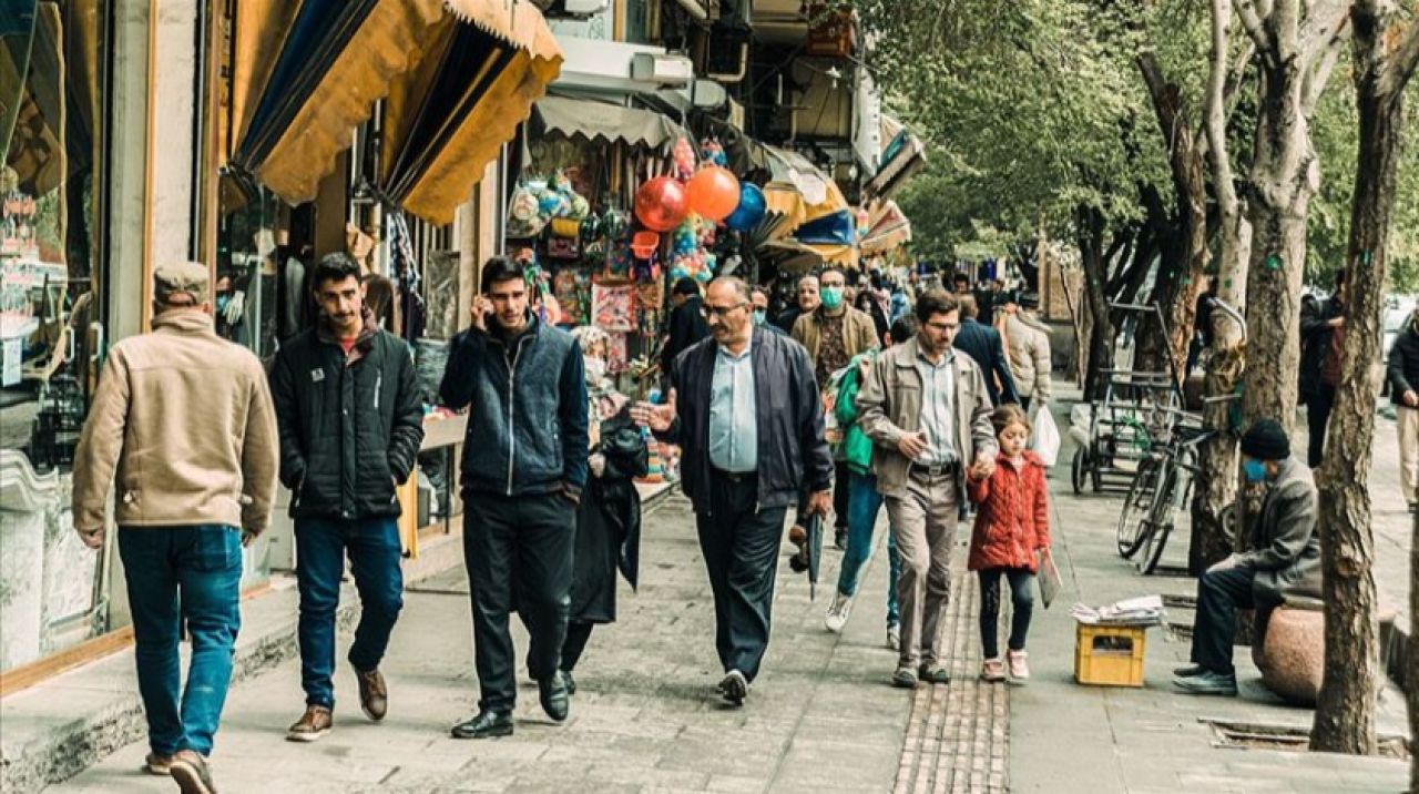 İran'da okullar yeniden açılıyor