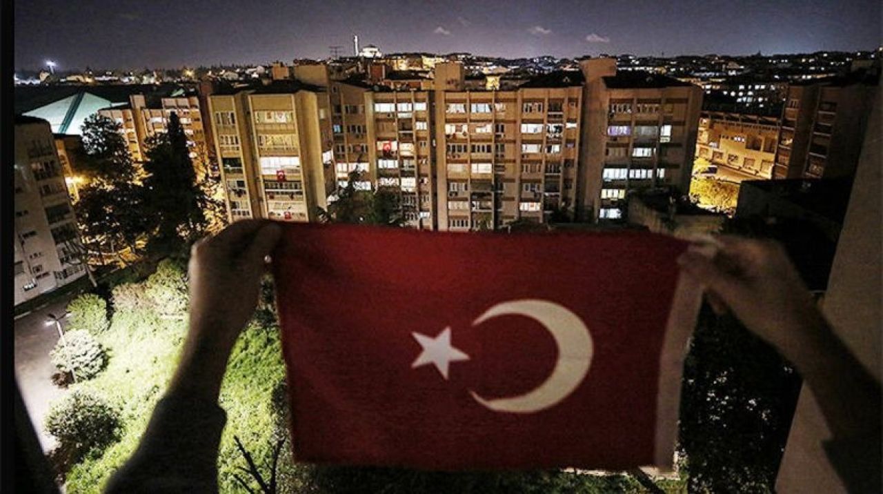 Türkiye İstiklal Marşı için balkonlarda olacak