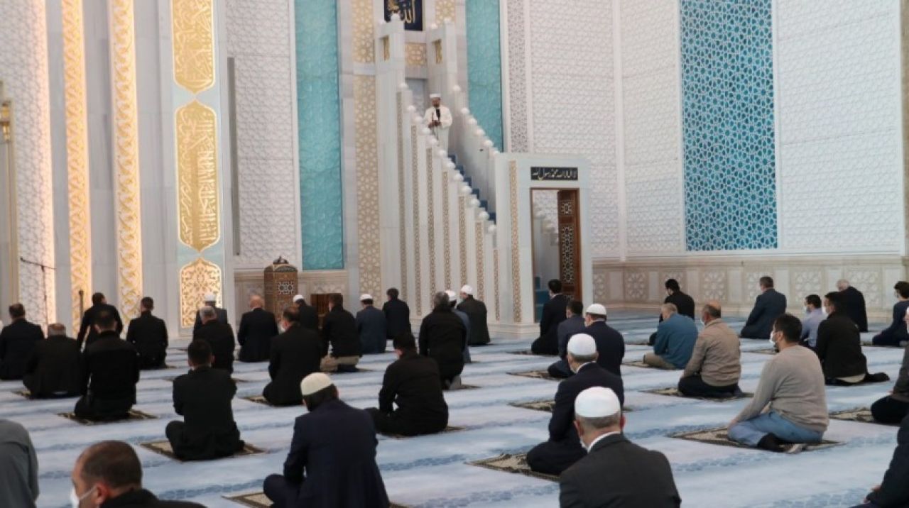 Diyanet cuma namazı için uyarı afişi hazırladı