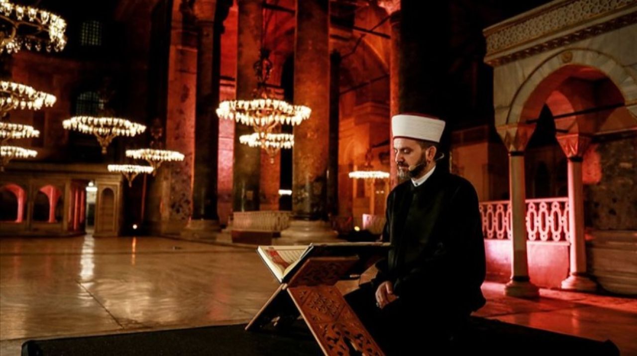 Ayasofya'da Fetih Suresi okundu