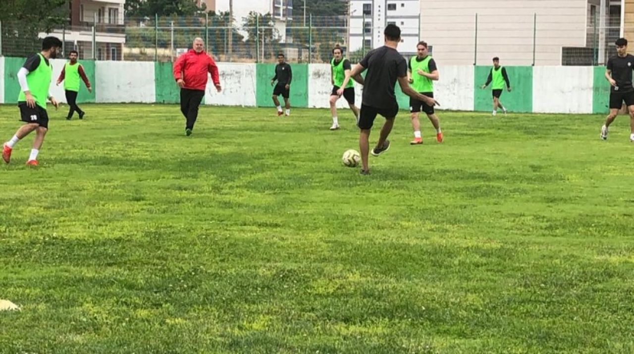 Salihli Belediyespor'da sosyal mesafeli ilk antrenman 