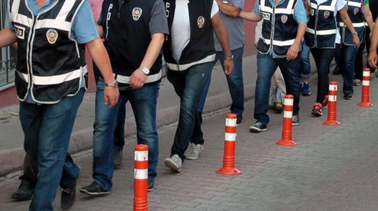 İzmir'de FETÖ operasyonu: 31 gözaltı