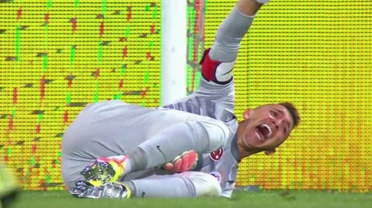 Galatasaray'da sakatlık: Muslera ambulansla hastaneye kaldırıldı