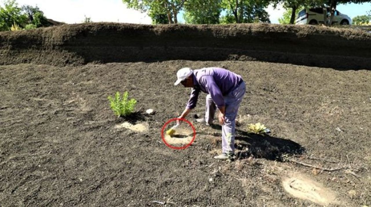 Muhtar 12 bin yıllık ayak izlerine gözü gibi bakıyor