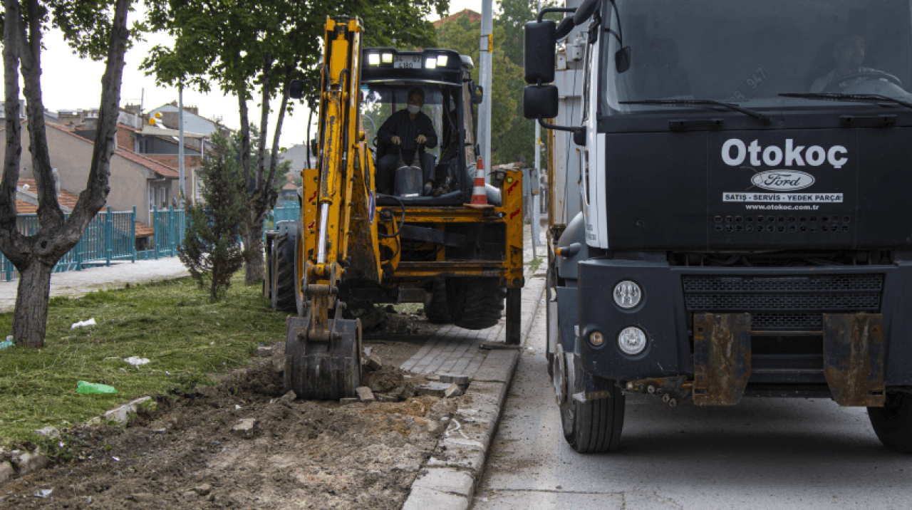 Bütünlüğü bozularak deforme olan kilit taşları yenileniyor