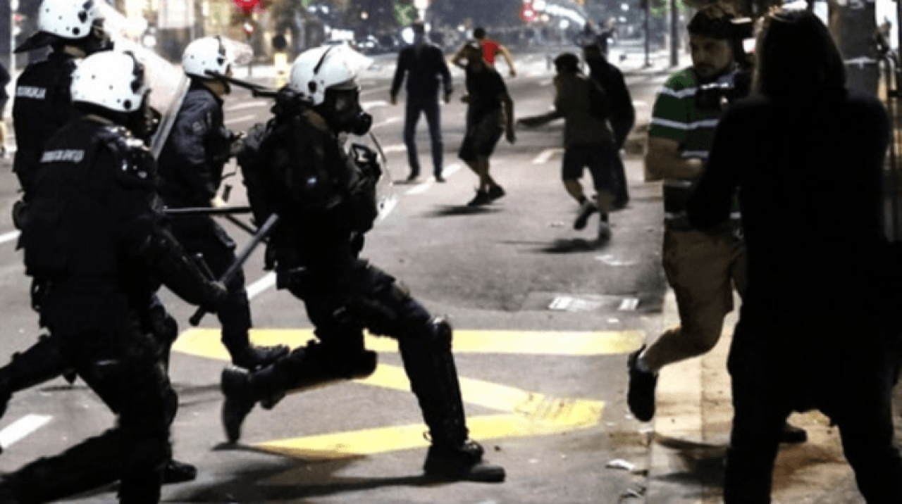 Sırbistan'da koronavirüs tedbirleri protesto edildi