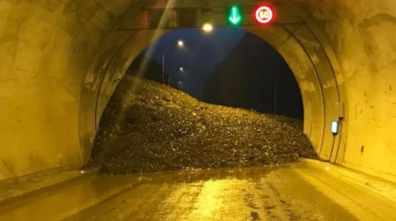 Artvin-Erzurum kara yolu heyelan nedeniyle ulaşıma kapandı