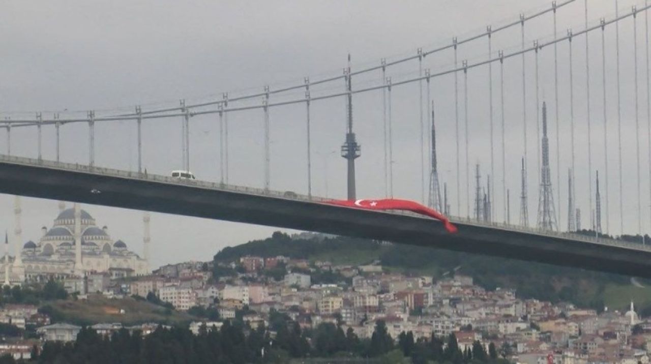 15 Temmuz Şehitler Köprüsü'ne dev Türk bayrağı