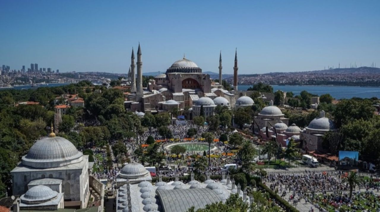 Ayasofya Camii'nde tarihi gün! 86 yıl sonra ilk namaz