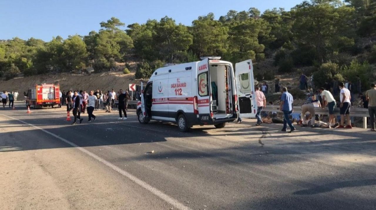 Mersin'de askerleri taşıyan otobüs devrildi