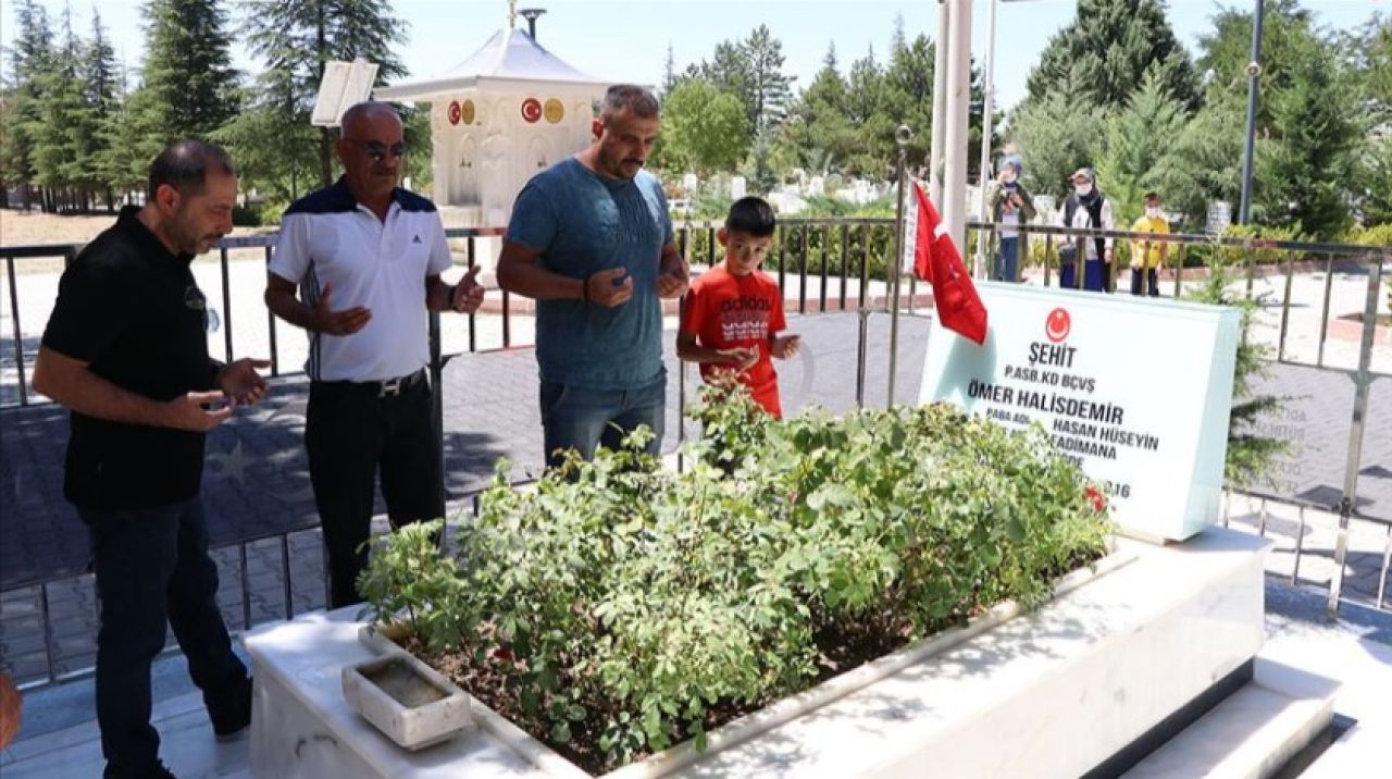 Şehit Ömer Halisdemir'in kabrinde arife günü yoğunluğu