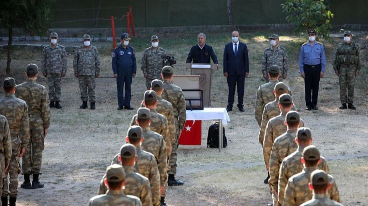 Bakan Akar ve TSK komuta kademesi 'hudut kartallarıyla' bayramlaştı