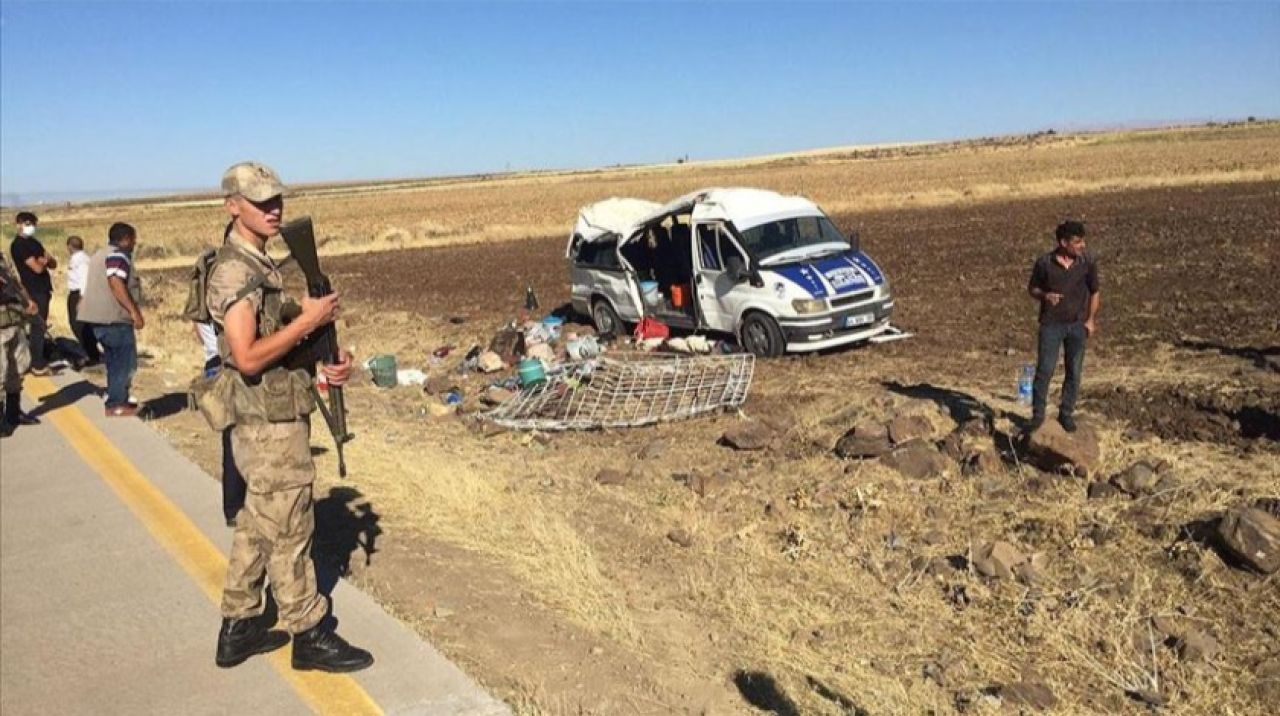 Şanlıurfa'da tarım işçilerini taşıyan minibüs devrild