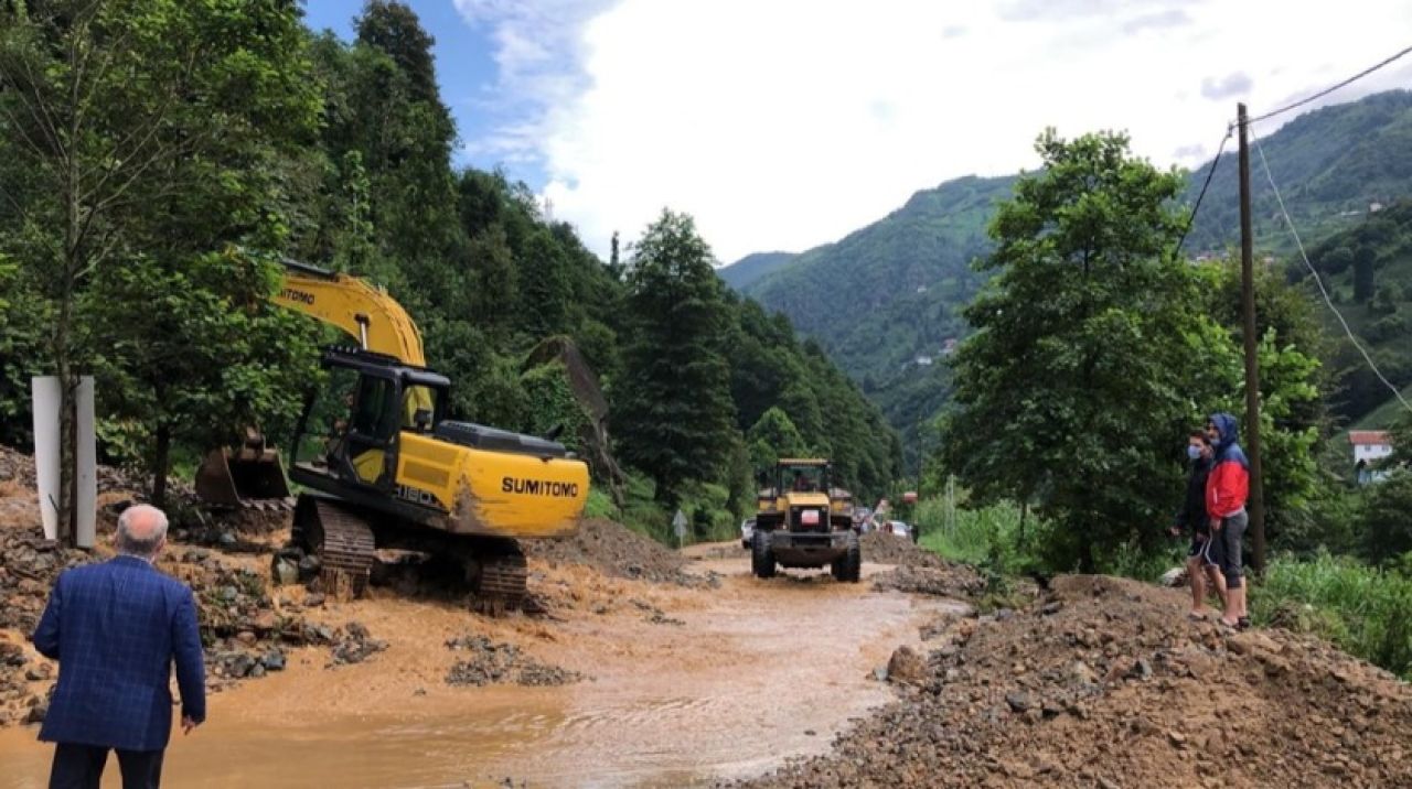 Rize'de sel ve heyelan: Mahsur kaldılar