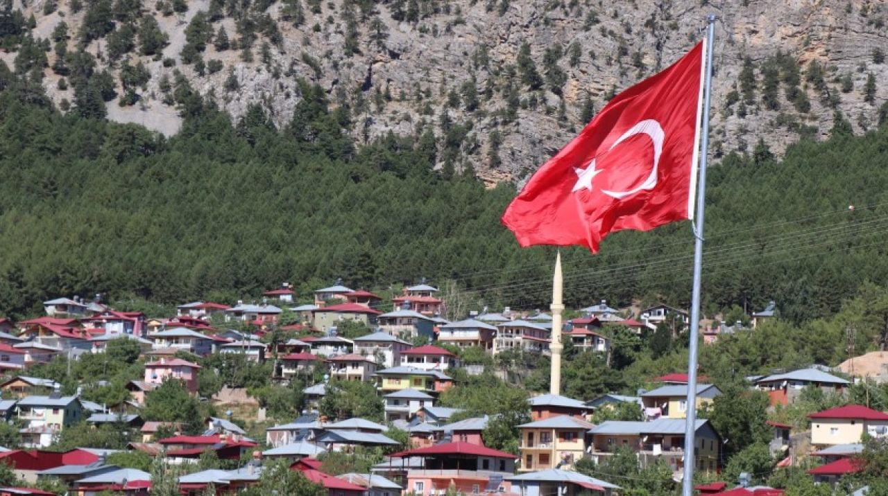 Akçatekir Yaylasına dev Türk Bayrağı