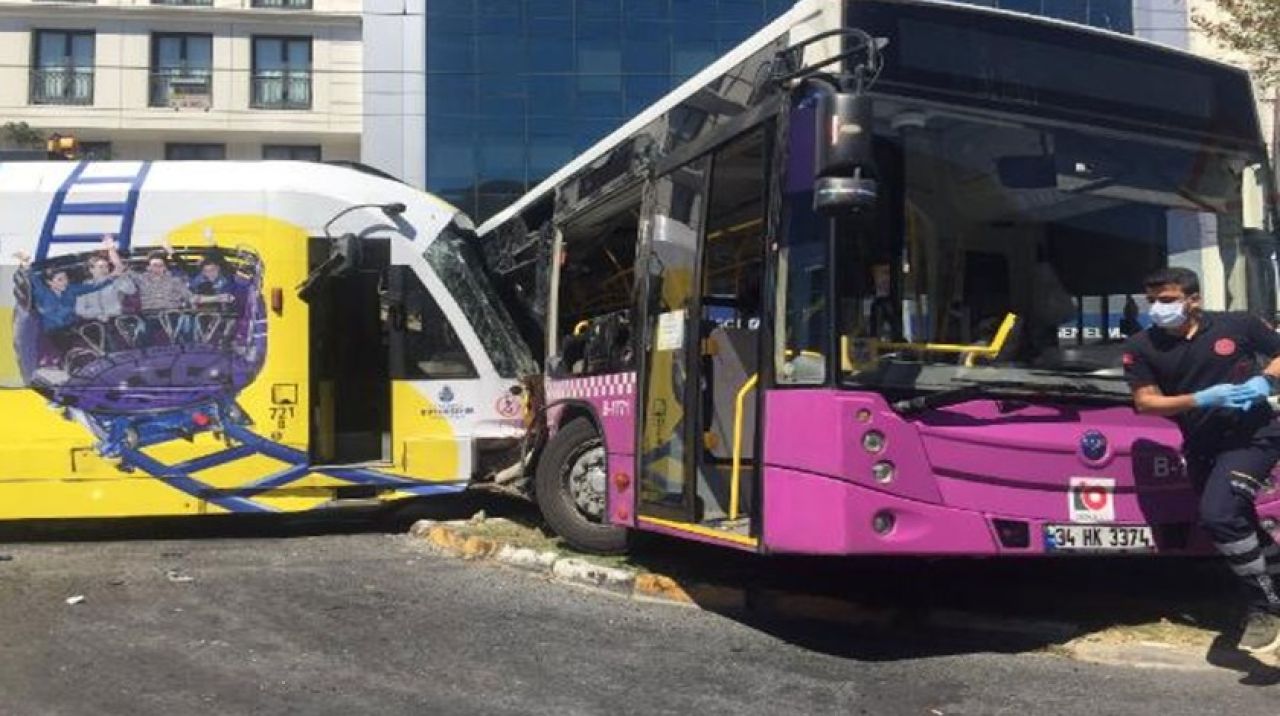 İstanbul'da tramvay halk otobüsüne çarptı