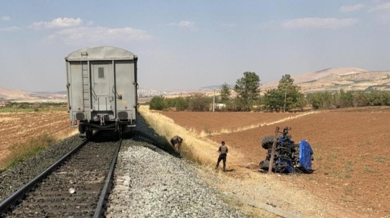 Elazığ'da kaza! Tren, traktörü ikiye böldü